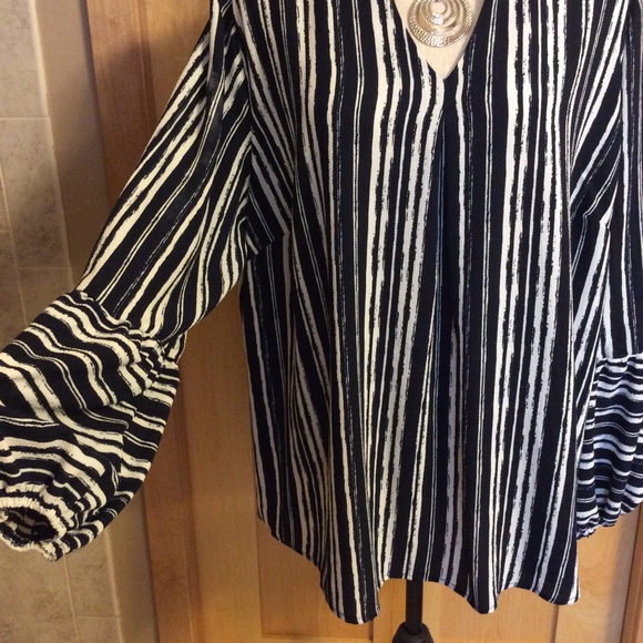 NWOT Beautiful Black & White Stripped Blouse - Picture 3 of 4